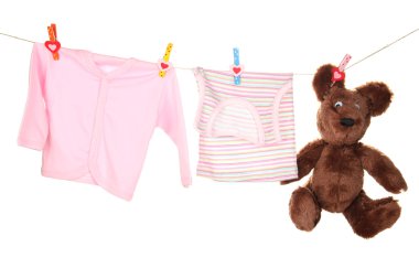 Bebek giysileri üzerinde beyaz izole clothesline üzerinde asılı