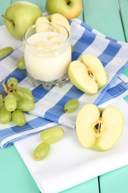 cam ahşap masa yakın çekim üzerinde meyve ile lezzetli yoğurt