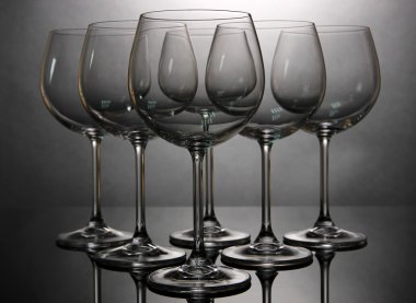 gri zemin üzerine düzenlenen boş şarap bardakları