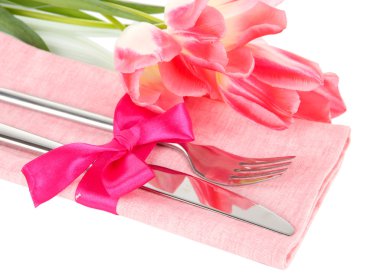 Festival yemek masası ayarı ile üzerine beyaz izole laleler