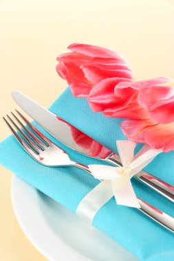 bej renkli arka plan üzerinde Lale ile şenlikli yemek masası ayarı