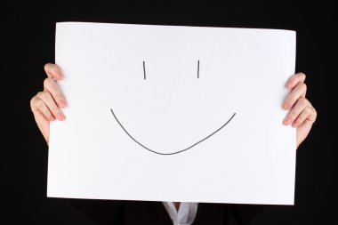 kağıt üzerine siyah izole bir gülümseme ile tutan kadın