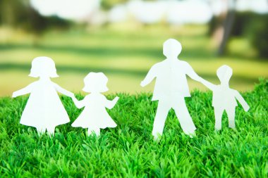 kağıt parlak zemin üzerine yeşil çimenlerin üzerinde