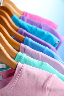 t-shirt bir sürü üzerinde mavi arka plan askı