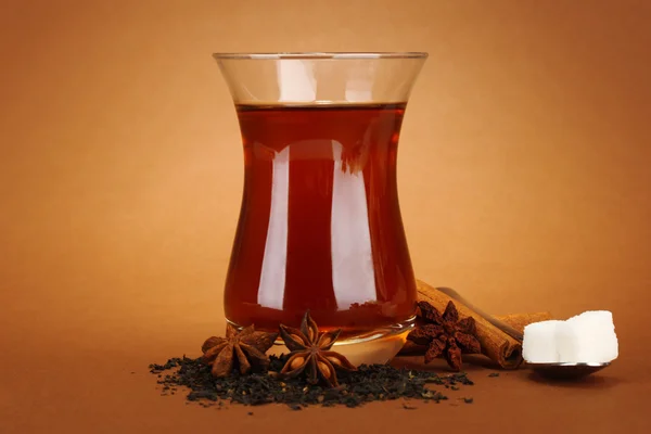 Glazen Turkse thee, op bruine achtergrond — Stockfoto