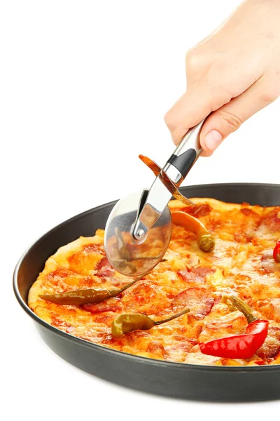Snijden smakelijke pepperoni pizza in pan geïsoleerd op wit — Stockfoto