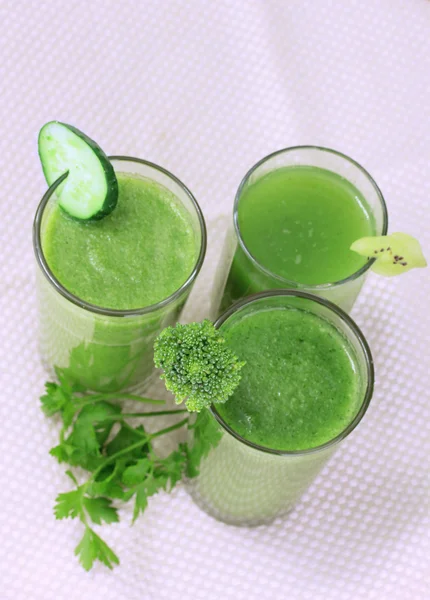 Three kinds of green juice on light background — Stock Photo, Image