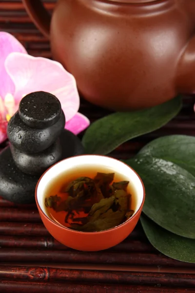 Ceremonia del té chino en primer plano de la mesa de bambú — Foto de Stock