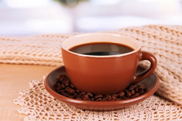 Taza de café con bufanda en la mesa en la habitación —  Fotos de Stock