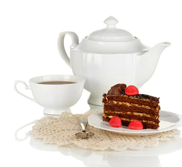 Bule, xícara de chá e bolo delicioso isolado em branco — Fotografia de Stock