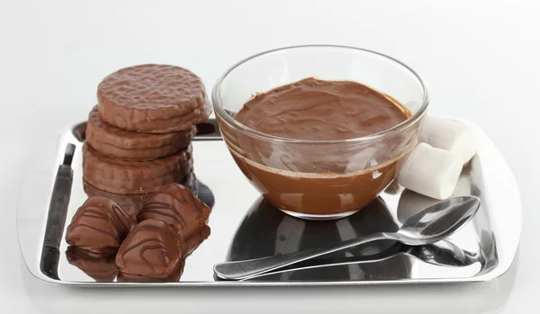 Cuenco de chocolate y dulces aislados en blanco —  Fotos de Stock