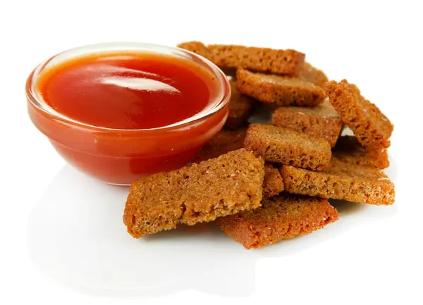 Crackers en saus, geïsoleerd op wit — Stockfoto