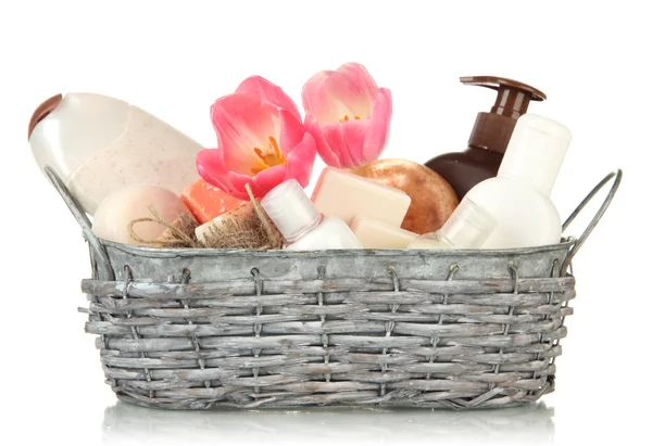 Composition des flacons cosmétiques et savon dans le panier, isolé sur blanc — Photo
