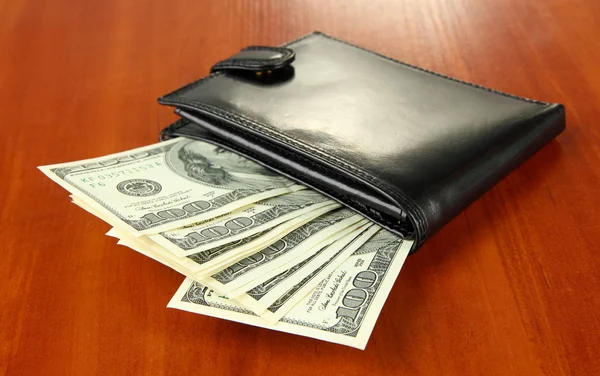 Brieftasche mit Hundert-Dollar-Scheinen, auf Holzgrund — Stockfoto