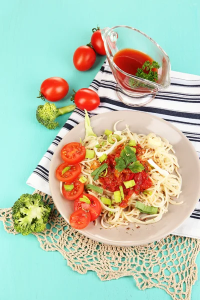 Leziz spagetti sosu ve ahşap masa yakın çekim bir tabakta sebze — Stok fotoğraf