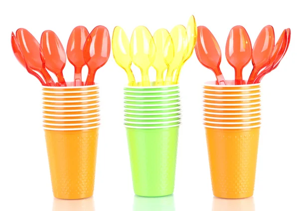 Tazze e cucchiai in diversi colori isolati su bianco — Foto Stock