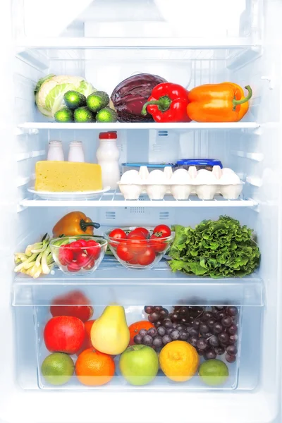 Kulkas penuh dengan makanan — Stok Foto