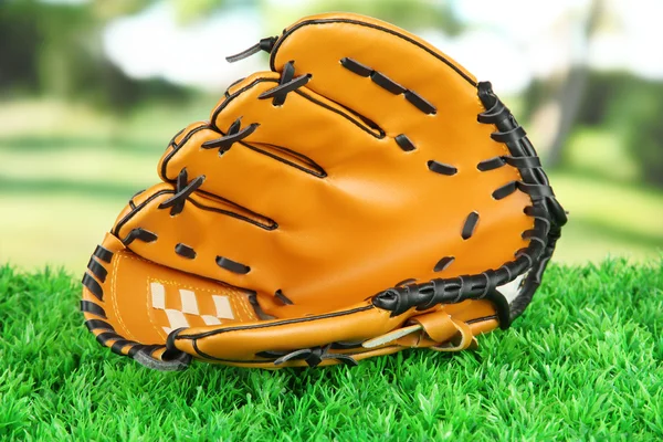 Baseballová rukavice na trávě v parku — Stock fotografie
