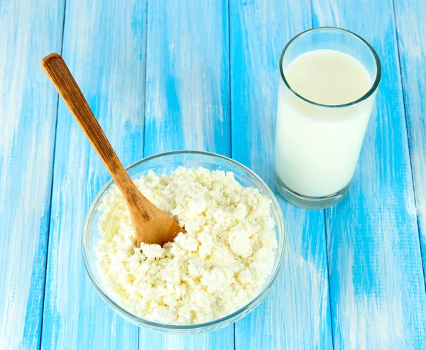 Szklankę mleka i sera na niebieskim drewnianym stołem — Zdjęcie stockowe