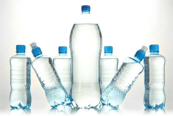白で隔離される別の水のボトル — ストック写真