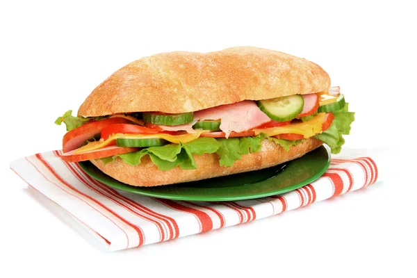 Φρέσκα και νόστιμα σάντουιτς με ζαμπόν και λαχανικά που απομονώνονται σε λευκό — Φωτογραφία Αρχείου