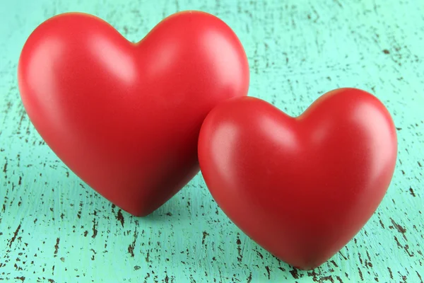 Renk ahşap arka plan üzerinde kırmızı dekoratif Kalpler — Stok fotoğraf