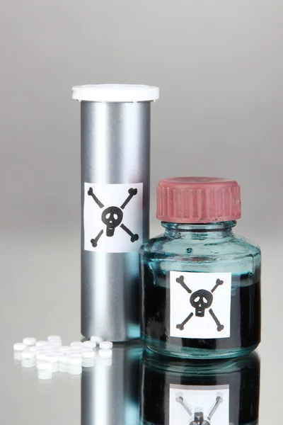 Tödliches Gift in Flaschen vor grauem Hintergrund — Stockfoto