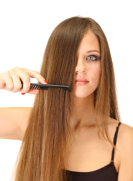 Retrato de una hermosa mujer cepillándose el pelo, aislada en blanco —  Fotos de Stock