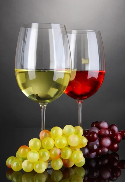 Red and white wine in glasses on grey background — Stock Photo, Image