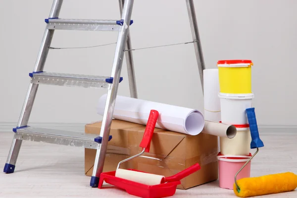 Metalen ladder en verf in kamer — Stockfoto