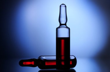 mavi arka plan üzerinde tıbbi ampul