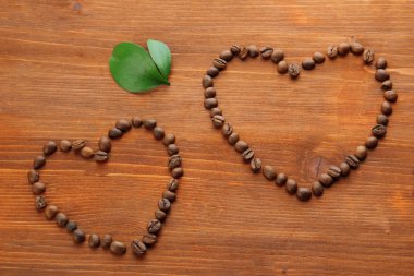 kahve çekirdekleri ile ahşap arka plan yapraklarda