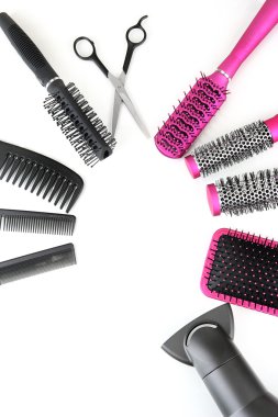 Tara fırçalar, saç kurutma makinesi ve üzerinde beyaz izole kesme makası