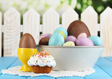 doğal zemin üzerine ahşap masa üzerinde yumurta Paskalya ve çikolata bileşimi