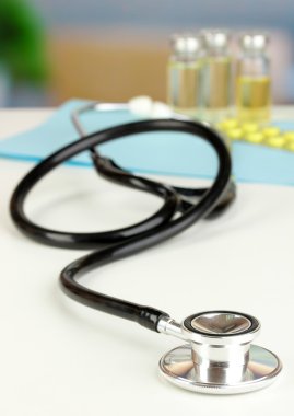 Masanın üzerinde yatan stetoskop yakın çekim