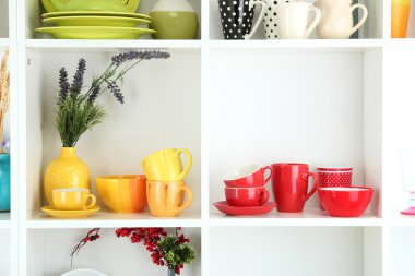 sofra ve deco ile güzel beyaz raflar