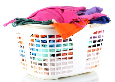 plastik sepet beyaz izole giysilerle