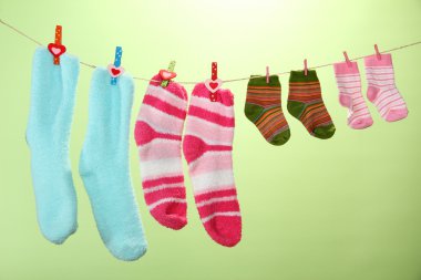 renkli çorap clothesline, renkli arka plan üzerinde asılı
