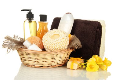 Kozmetik Şişeler ve üzerinde beyaz izole sabun sepeti,