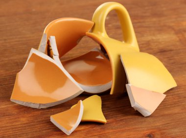 ahşap zemin üzerine sarı kırık Kupası