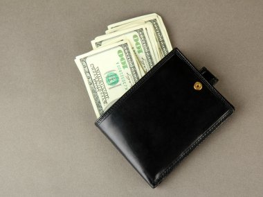 portefeuille met honderd dollar biljetten, op een achtergrond met kleur