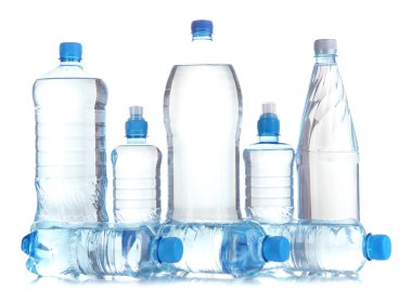farklı su şişeleri üzerinde beyaz izole