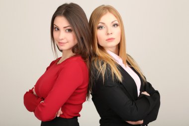 gri zemin üzerine iki iş kadınları