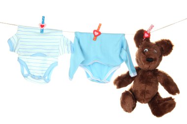 Bebek giysileri üzerinde beyaz izole clothesline üzerinde asılı