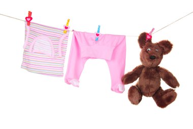 Bebek giysileri üzerinde beyaz izole clothesline üzerinde asılı