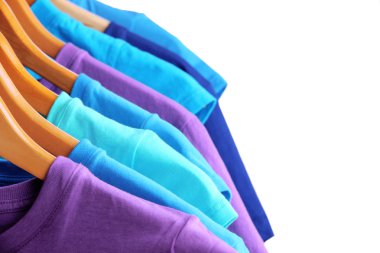 t-shirt bir sürü üzerinde beyaz izole askıları