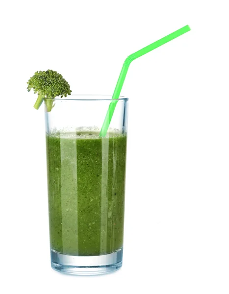 Grüner Gemüsesaft im Glas isoliert auf weiß — Stockfoto