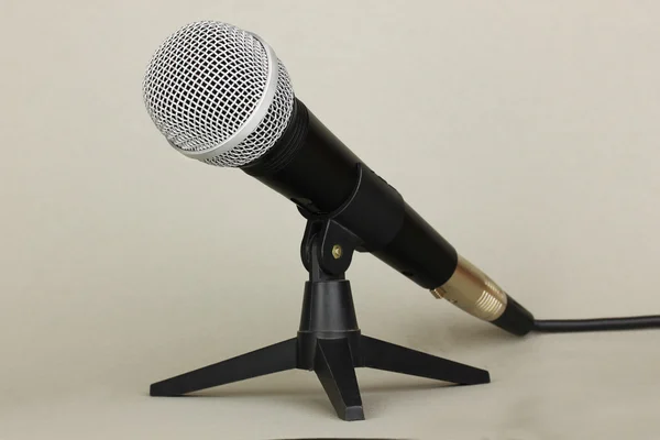 Микрофон на сером фоне — стоковое фото