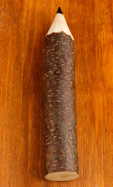 Цветной деревянный карандаш на деревянном столе — стоковое фото