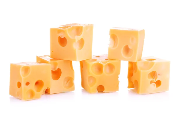 Cubos de queso aislados en blanco — Foto de Stock